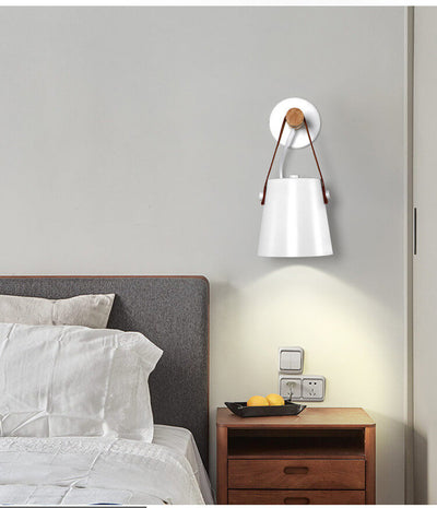 Houtarm - Wandlamp met ijzeren lampenkap en houten arm