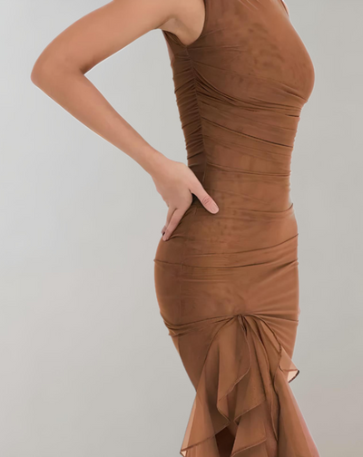 Adeline - bodycon, asymmetrische jurk met ruches, ronde hals en U-rug detail