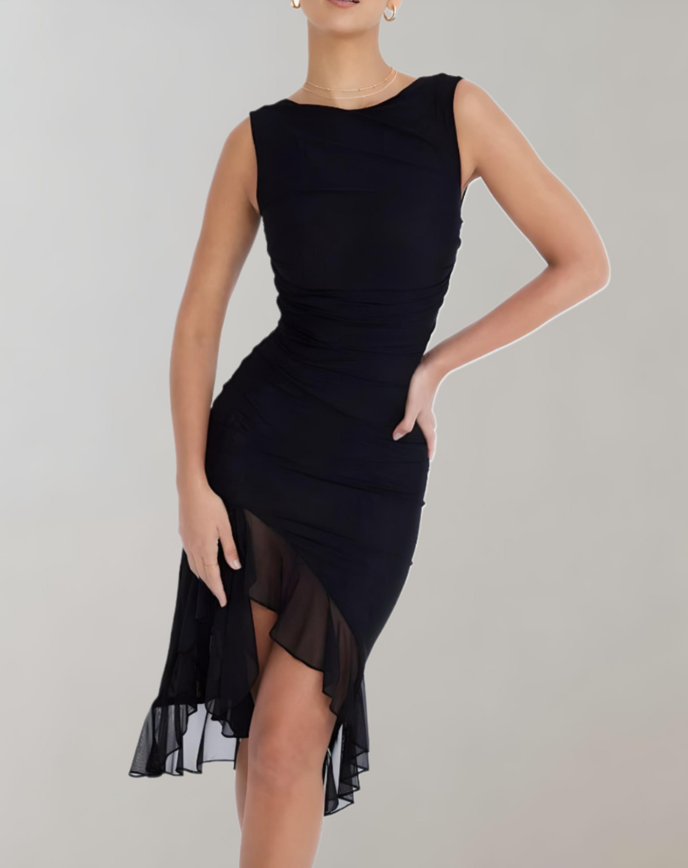 Adeline - bodycon, asymmetrische jurk met ruches, ronde hals en U-rug detail