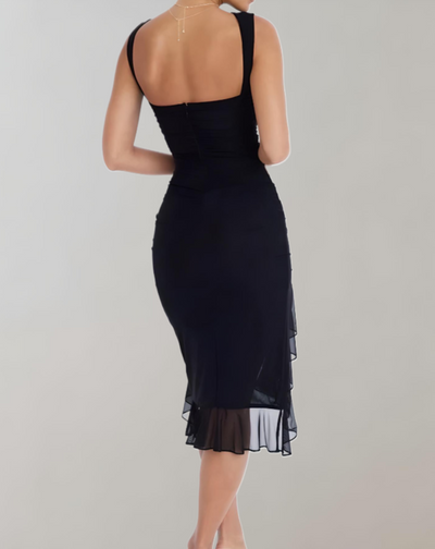 Adeline - bodycon, asymmetrische jurk met ruches, ronde hals en U-rug detail