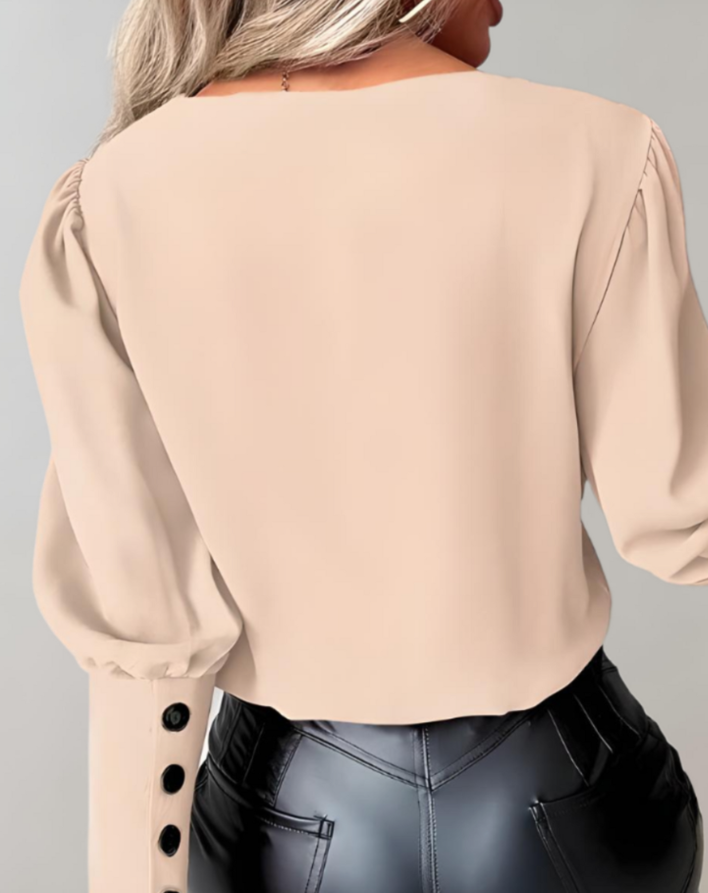 Aura - 2-kleurige longsleeve top met V-hals en meerdere knopen op de mouwen